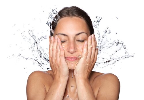  Rửa mặt trước khi trang điểm giúp các lớp kem lâu trôi và bám da hơn